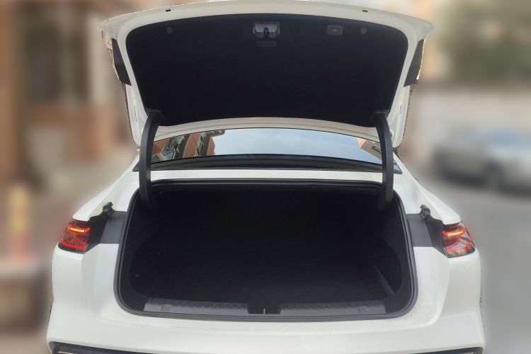 Used Geely Galaxy E8 2024 665 km Range Rear-Drive Starship Long-Range Version Trunk