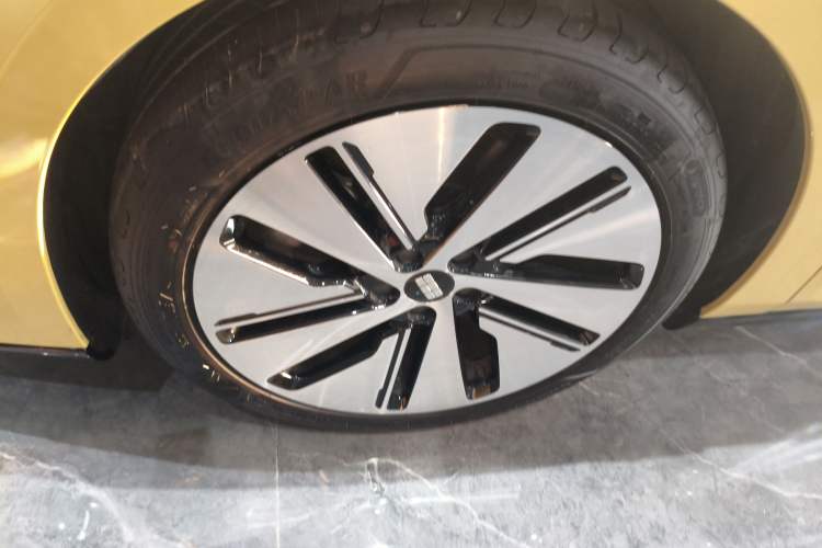 Used Geely Galaxy E8 2024 665 km Range Rear-Drive Starship Long-Range Version Left Front Wheel Hub