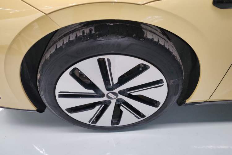 Used Geely Galaxy E8 2024 665 km Range Rear-Drive Starship Long-Range Version Left Front Wheel Hub