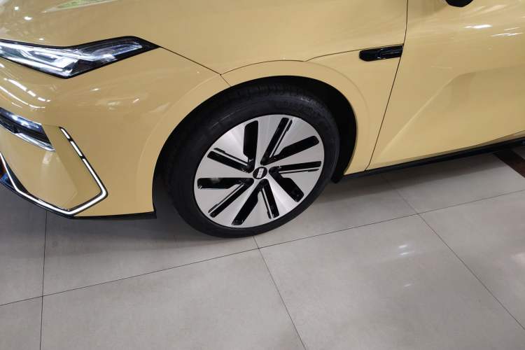Used Geely Galaxy E8 2024 665 km Range Rear-Drive Starship Long-Range Version Left Front Wheel Hub