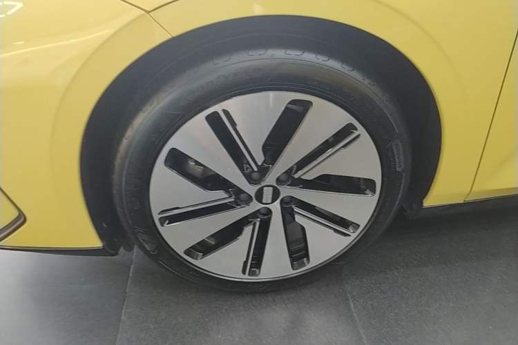 Used Geely Galaxy E8 2024 665 km Range Rear-Drive Starship Long-Range Version Left Front Wheel Hub