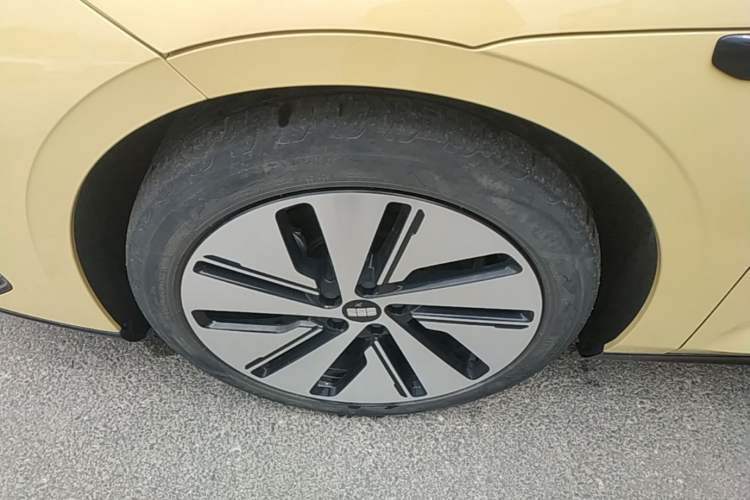 Used Geely Galaxy E8 2024 665 km Range Rear-Drive Starship Long-Range Version Left Front Wheel Hub