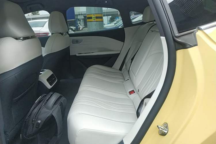 Used Geely Galaxy E8 2024 665 km Range Rear-Drive Starship Long-Range Version Left Rear Seat