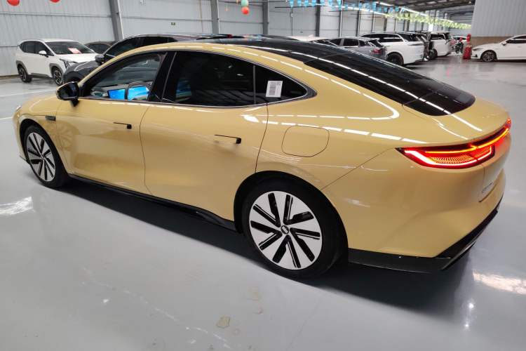 Used Geely Galaxy E8 2024 665 km Range Rear-Drive Starship Long-Range Version Left Side