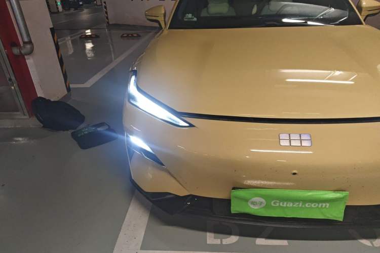 Used Geely Galaxy E8 2024 665 km Range Rear-Drive Starship Long-Range Version Right Front Headlight