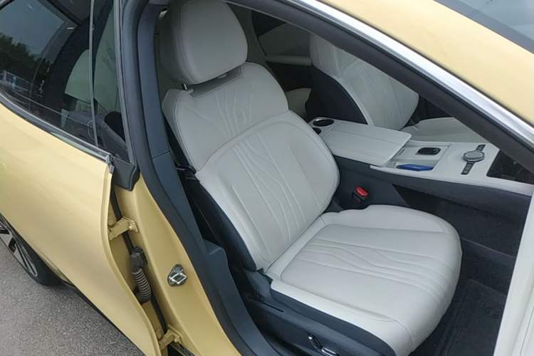 Used Geely Galaxy E8 2024 665 km Range Rear-Drive Starship Long-Range Version Right Front Seat
