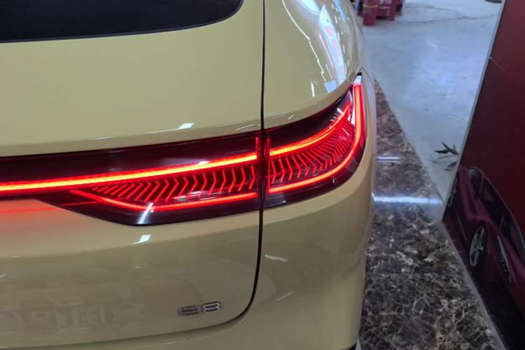 Used Geely Galaxy E8 2024 665 km Range Rear-Drive Starship Long-Range Version Right Rear Taillight