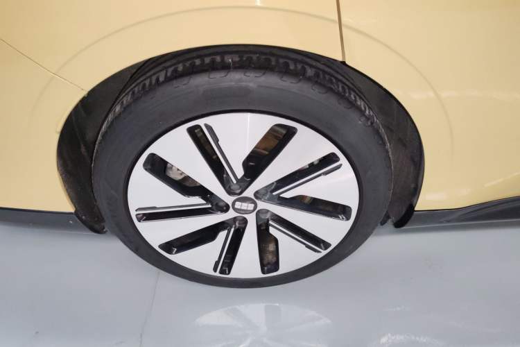 Used Geely Galaxy E8 2024 665 km Range Rear-Drive Starship Long-Range Version Right Rear Wheel Hub