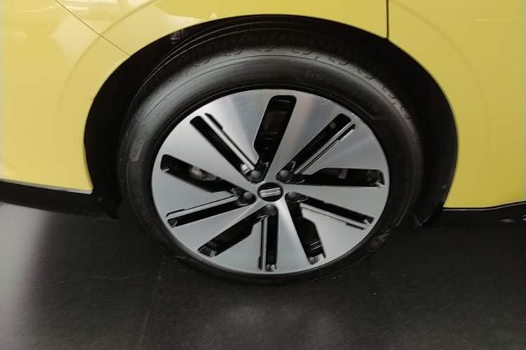 Used Geely Galaxy E8 2024 665 km Range Rear-Drive Starship Long-Range Version Right Rear Wheel Hub