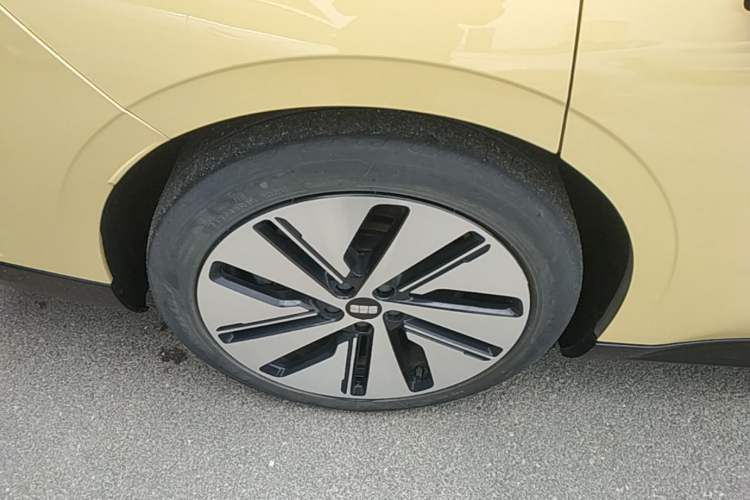 Used Geely Galaxy E8 2024 665 km Range Rear-Drive Starship Long-Range Version Right Rear Wheel Hub