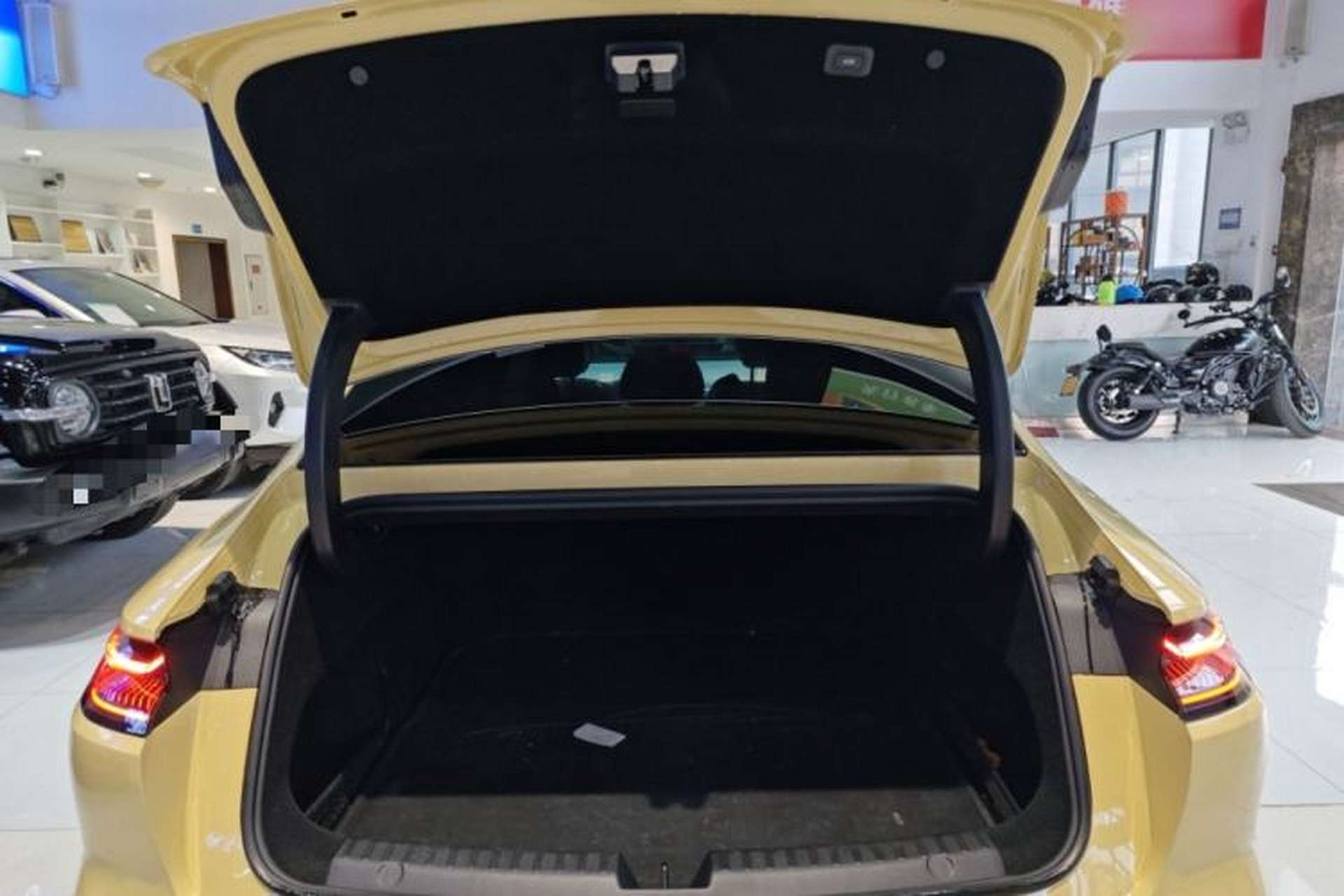 Used Geely Galaxy E8 2024 665 km Range Rear-Drive Starship Long-Range Version Trunk