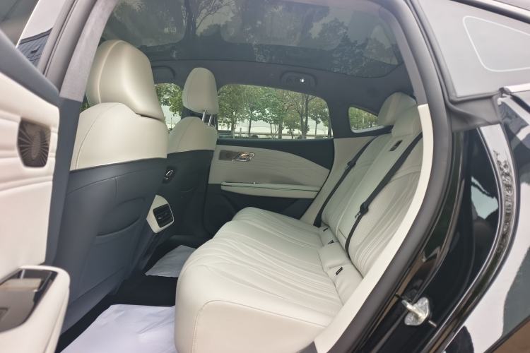 Used Geely Galaxy E8 2025 575 km Exploration Intelligent Driving Edition Interior 3