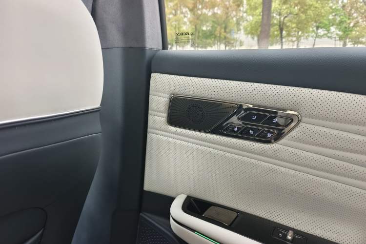 Used Geely Galaxy E8 2025 575 km Exploration Intelligent Driving Edition Interior 9