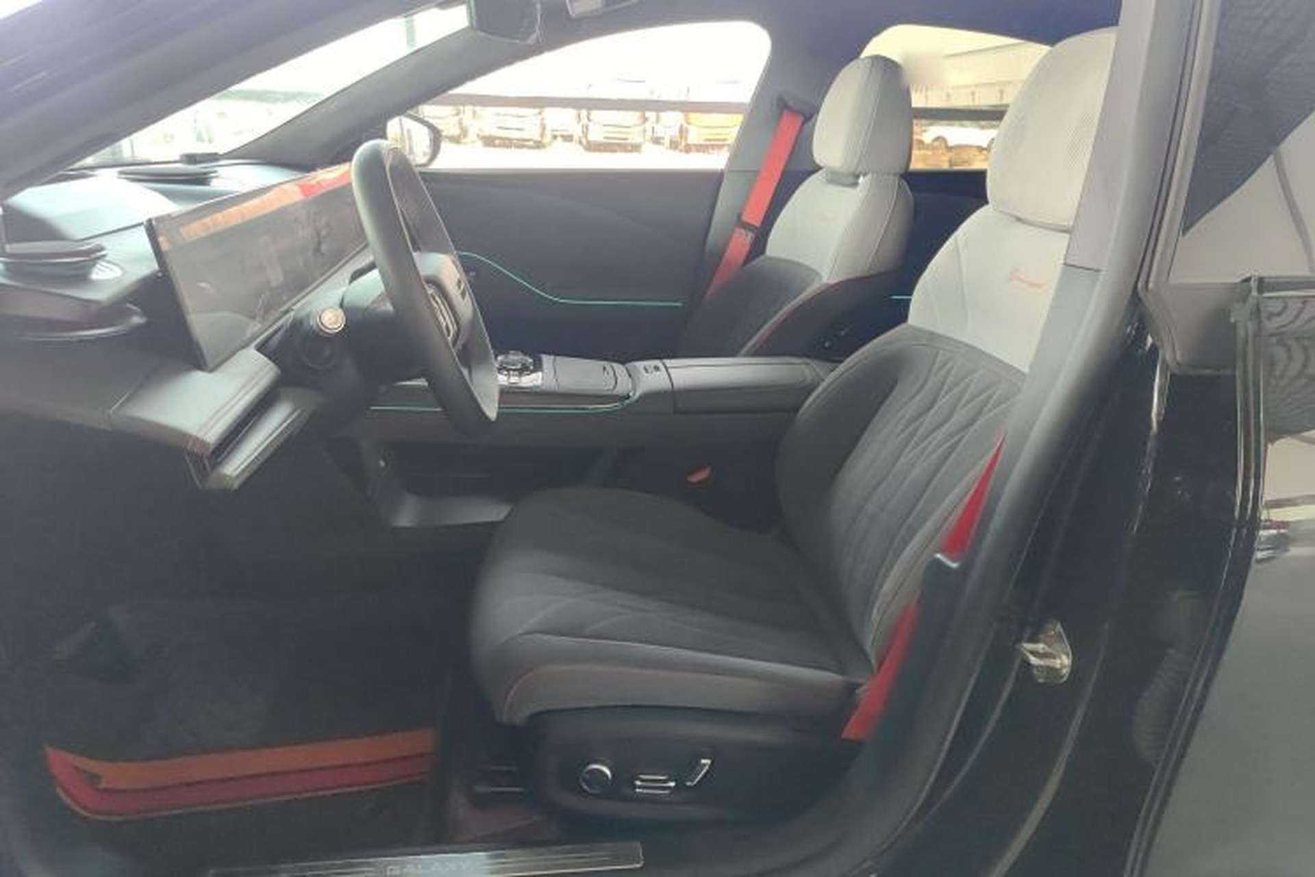 Used Geely Galaxy E8 2025 620 km All-Wheel Drive Starship LiDAR-Enabled Intelligent Driving Version Left Front Seat