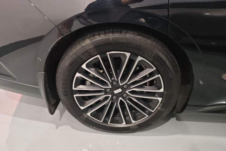 Used Geely Galaxy E8 2025 575 km Intelligent Driving Edition Right Rear Wheel Hub
