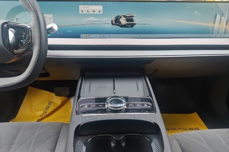 Used Geely Galaxy E8 2025 620 km All-Wheel Drive Starship LiDAR-Enabled Intelligent Driving Version Audio And AC Panel