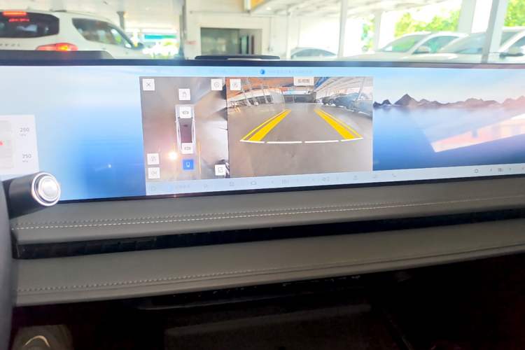 Used Geely Galaxy E8 2025 700 km Long-Range Intelligent Driving Version Audio And AC Panel