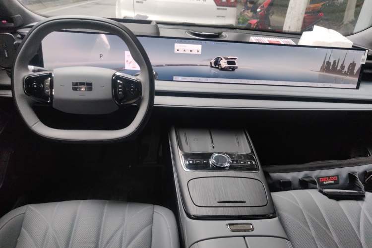 Used Geely Galaxy E8 2025 700 km Long-Range Intelligent Driving Version Center Console