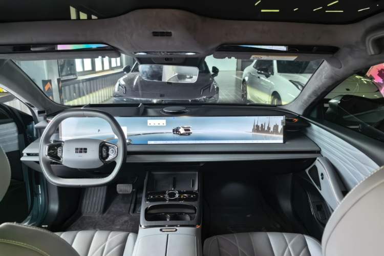 Used Geely Galaxy E8 2025 700 km Long-Range Intelligent Driving Version Center Console