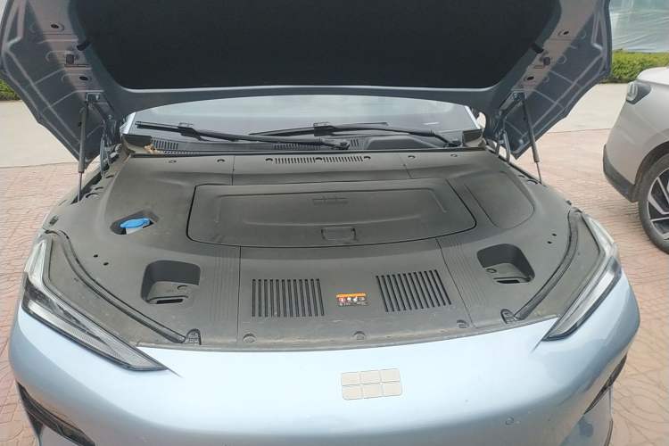 Used Geely Galaxy E8 2025 620 km All-Wheel Drive Starship LiDAR-Enabled Intelligent Driving Version Engine Bay
