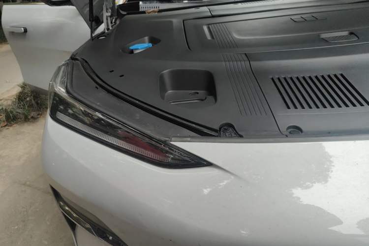 Used Geely Galaxy E8 2025 700 km Long-Range Intelligent Driving Version Engine Bay Right