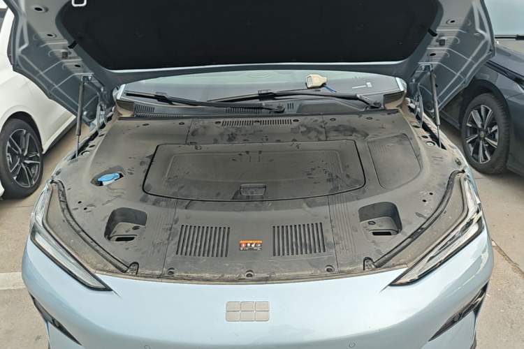 Used Geely Galaxy E8 2025 620 km All-Wheel Drive Starship LiDAR-Enabled Intelligent Driving Version Engine Bay