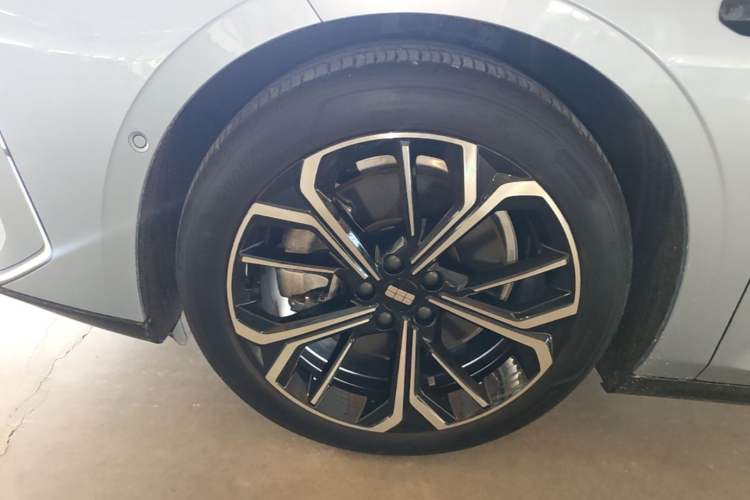 Used Geely Galaxy E8 2025 700 km Long-Range Intelligent Driving Version Exterior 4