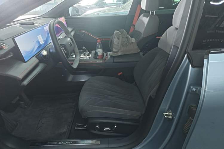 Used Geely Galaxy E8 2025 620 km All-Wheel Drive Starship LiDAR-Enabled Intelligent Driving Version Left Front Seat