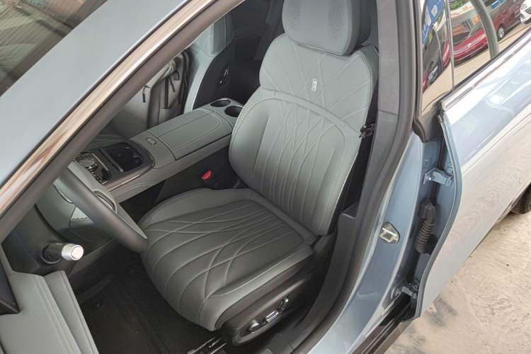 Used Geely Galaxy E8 2025 700 km Long-Range Intelligent Driving Version Left Front Seat