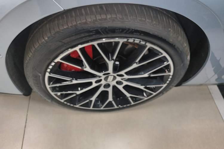 Used Geely Galaxy E8 2025 620 km All-Wheel Drive Starship LiDAR-Enabled Intelligent Driving Version Left Front Wheel Hub