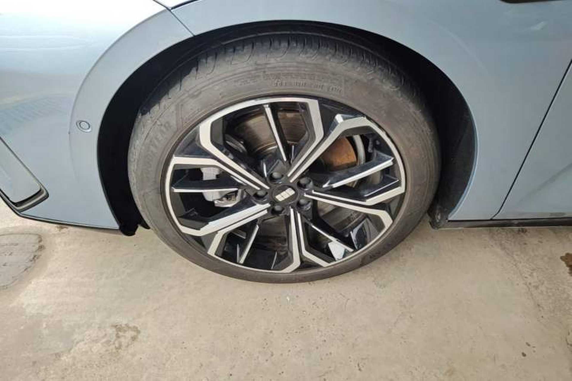 Used Geely Galaxy E8 2025 700 km Long-Range Intelligent Driving Version Left Front Wheel Hub