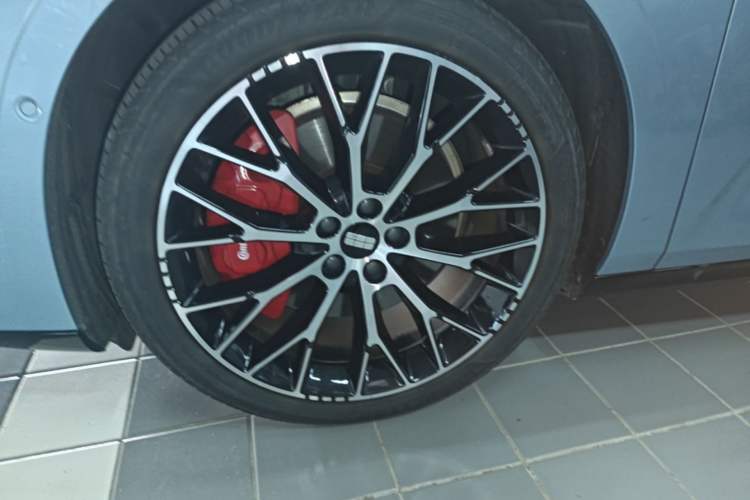 Used Geely Galaxy E8 2025 620 km All-Wheel Drive Starship LiDAR-Enabled Intelligent Driving Version Left Front Wheel Hub