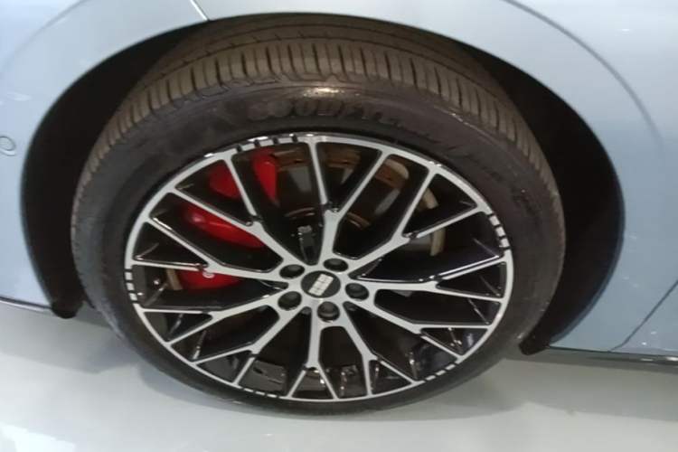 Used Geely Galaxy E8 2025 620 km All-Wheel Drive Starship LiDAR-Enabled Intelligent Driving Version Left Front Wheel Hub