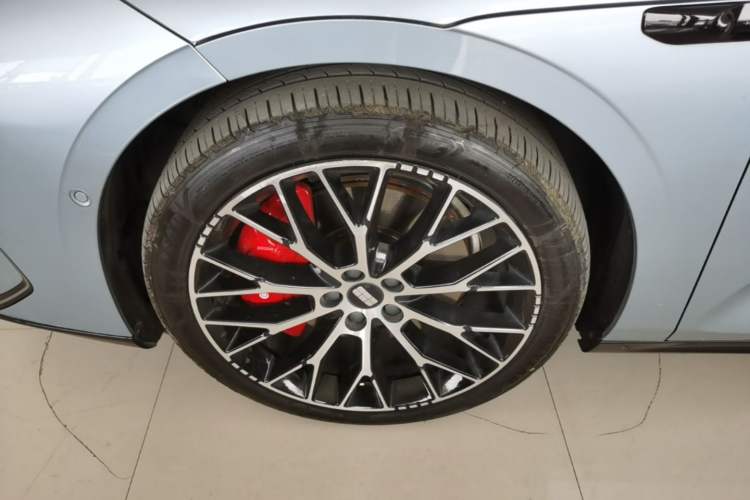 Used Geely Galaxy E8 2025 620 km All-Wheel Drive Starship LiDAR-Enabled Intelligent Driving Version Left Front Wheel Hub