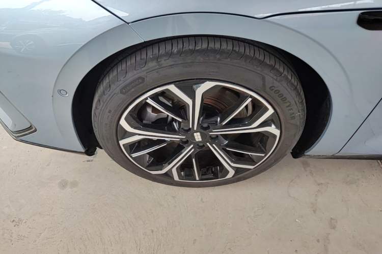 Used Geely Galaxy E8 2025 700 km Long-Range Intelligent Driving Version Left Front Wheel Hub