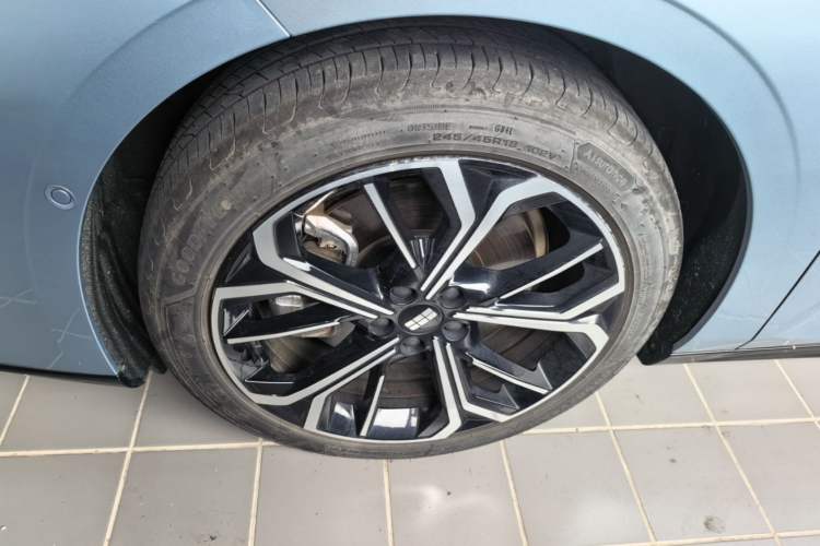 Used Geely Galaxy E8 2025 700 km Long-Range Intelligent Driving Version Left Front Wheel Hub