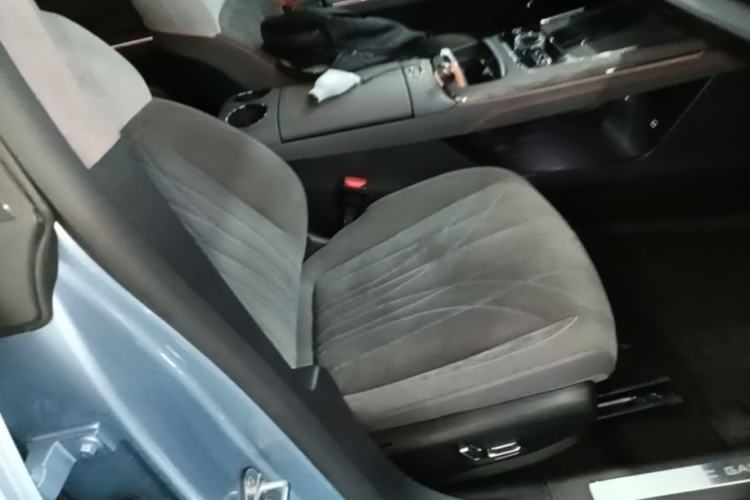 Used Geely Galaxy E8 2025 620 km All-Wheel Drive Starship LiDAR-Enabled Intelligent Driving Version Right Front Seat