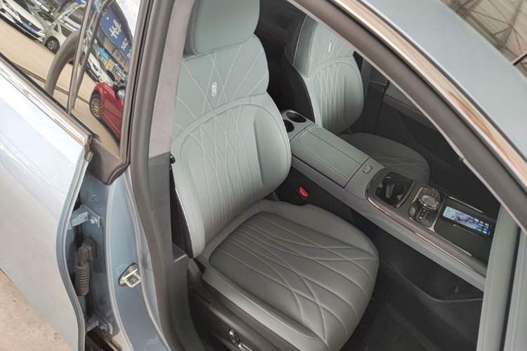 Used Geely Galaxy E8 2025 700 km Long-Range Intelligent Driving Version Right Front Seat