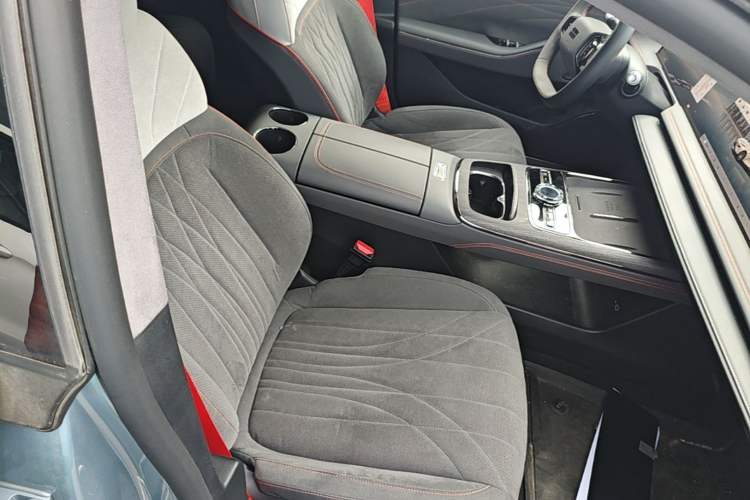 Used Geely Galaxy E8 2025 620 km All-Wheel Drive Starship LiDAR-Enabled Intelligent Driving Version Right Front Seat