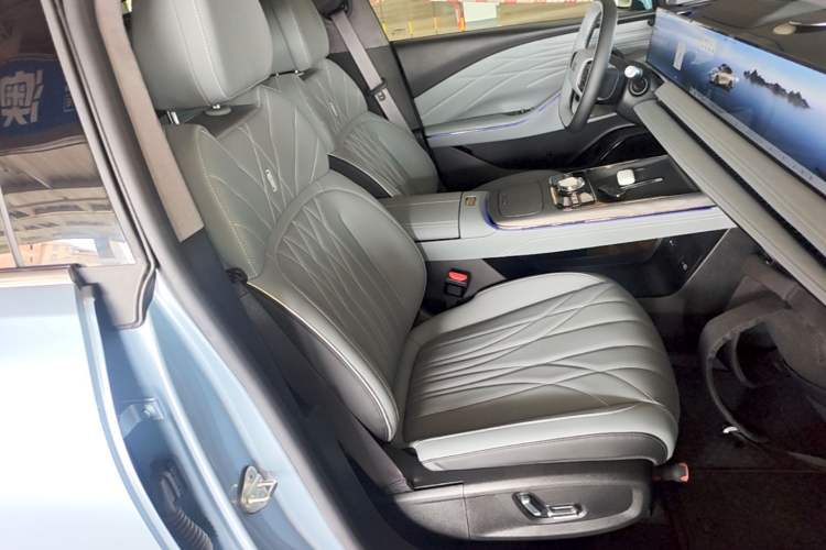 Used Geely Galaxy E8 2025 700 km Long-Range Intelligent Driving Version Right Front Seat