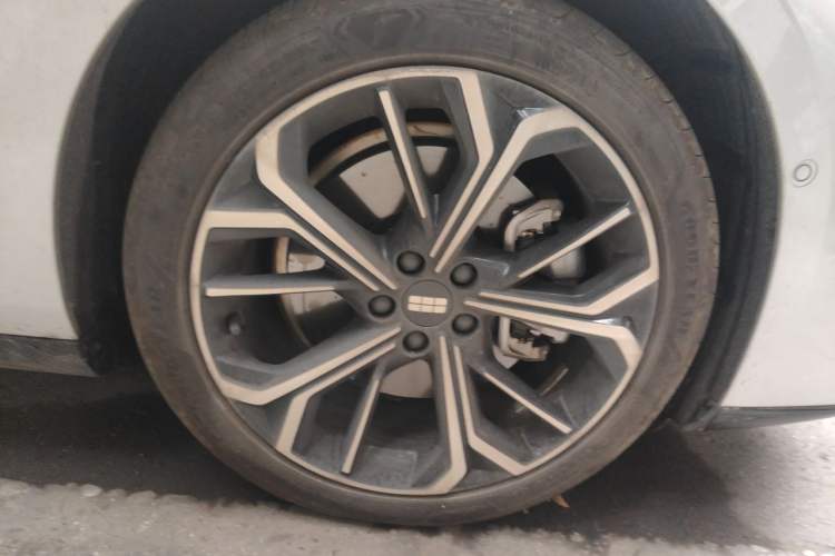 Used Geely Galaxy E8 2025 700 km Long-Range Intelligent Driving Version Right Front Wheel Hub