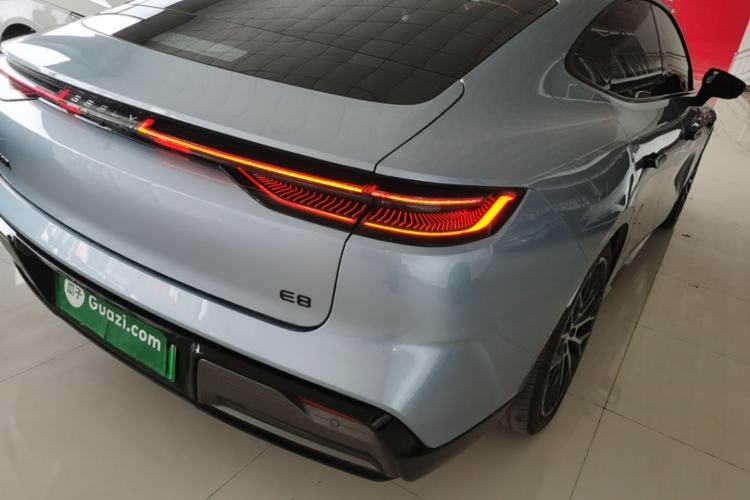 Used Geely Galaxy E8 2025 620 km All-Wheel Drive Starship LiDAR-Enabled Intelligent Driving Version Right Rear Taillight