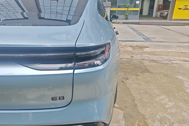 Used Geely Galaxy E8 2025 620 km All-Wheel Drive Starship LiDAR-Enabled Intelligent Driving Version Right Rear Taillight