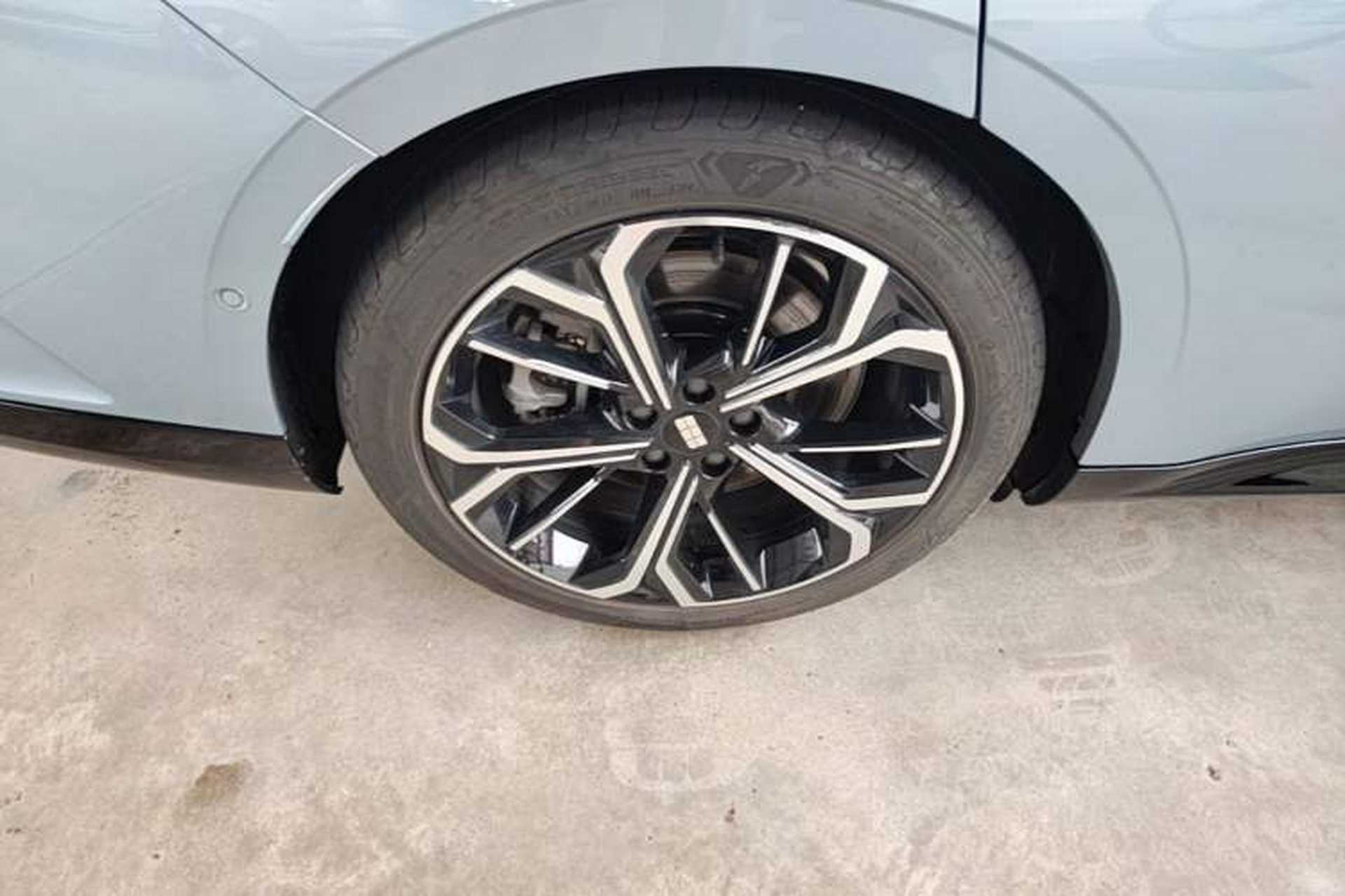 Used Geely Galaxy E8 2025 700 km Long-Range Intelligent Driving Version Right Rear Wheel Hub