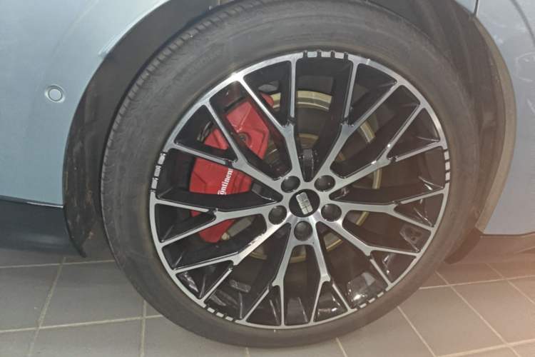 Used Geely Galaxy E8 2025 620 km All-Wheel Drive Starship LiDAR-Enabled Intelligent Driving Version Right Rear Wheel Hub