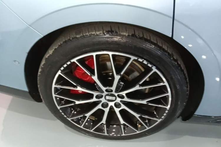 Used Geely Galaxy E8 2025 620 km All-Wheel Drive Starship LiDAR-Enabled Intelligent Driving Version Right Rear Wheel Hub