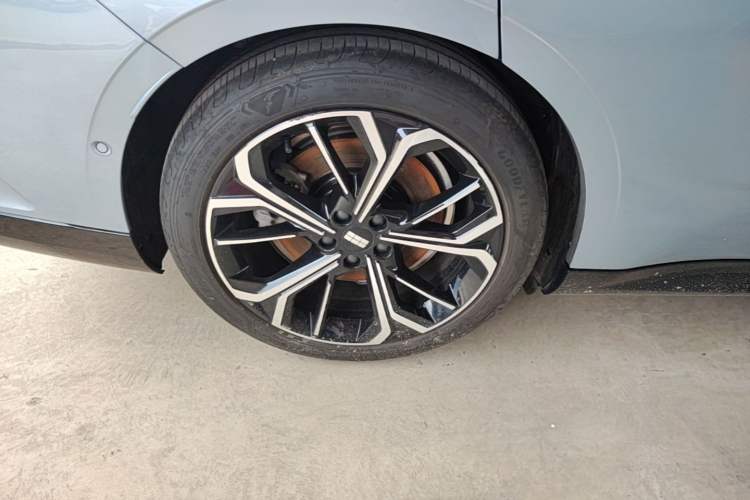 Used Geely Galaxy E8 2025 700 km Long-Range Intelligent Driving Version Right Rear Wheel Hub
