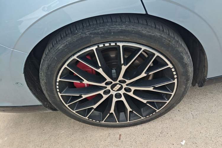 Used Geely Galaxy E8 2025 620 km All-Wheel Drive Starship LiDAR-Enabled Intelligent Driving Version Right Rear Wheel Hub