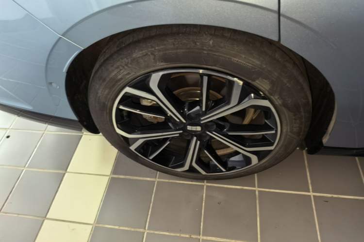 Used Geely Galaxy E8 2025 700 km Long-Range Intelligent Driving Version Right Rear Wheel Hub