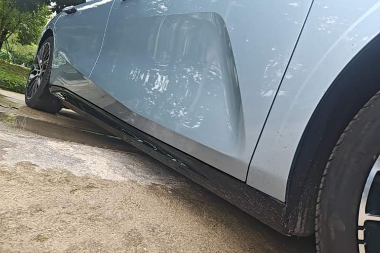 Used Geely Galaxy E8 2025 620 km All-Wheel Drive Starship LiDAR-Enabled Intelligent Driving Version Right Side Sill